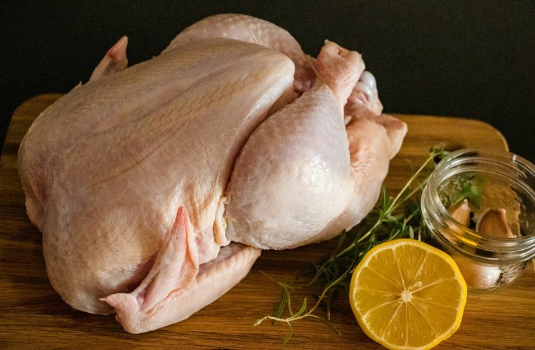 Cómo descongelar pollo de manera segura: Consejos esenciales para la cocina casera